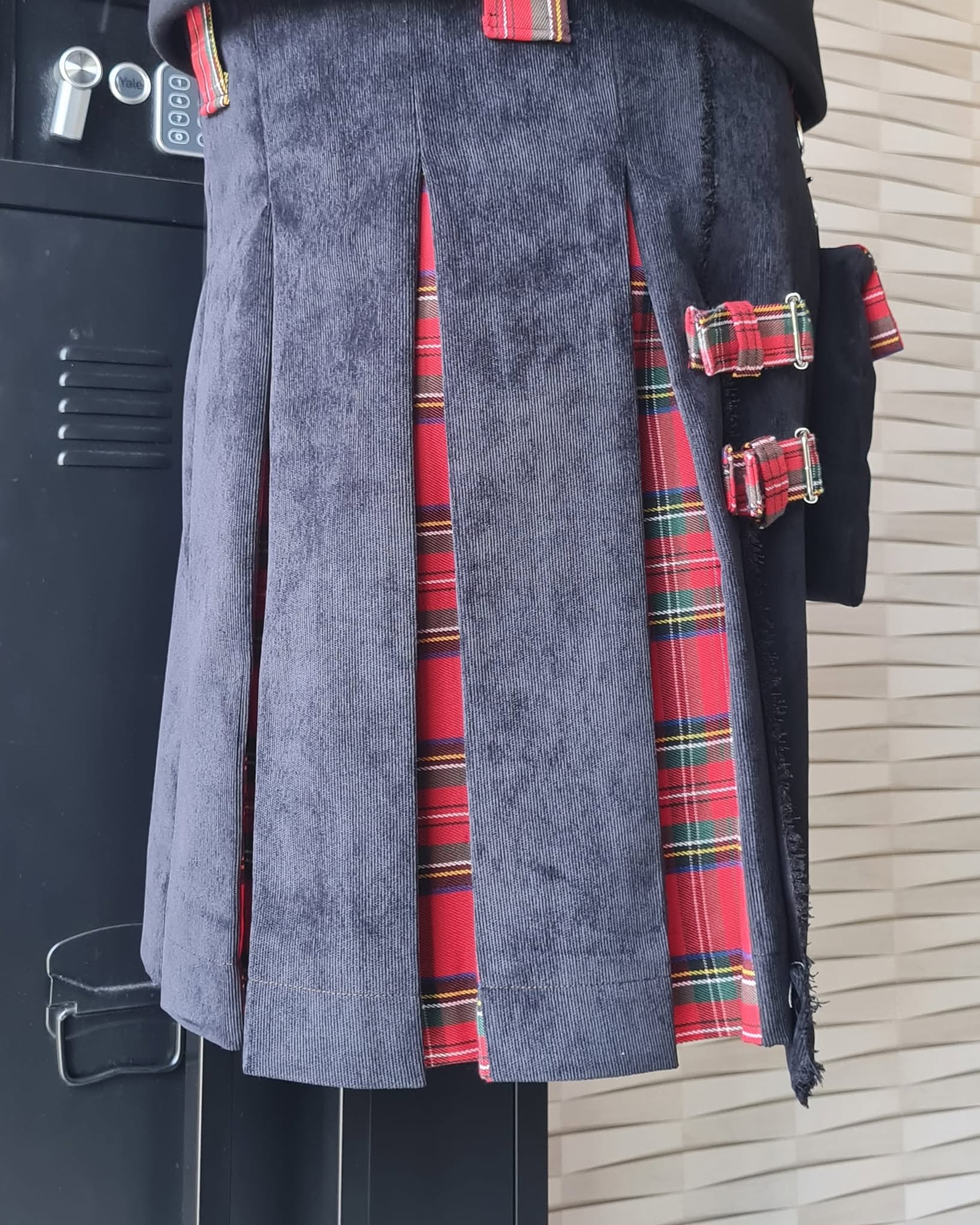 Kilt artisanal tartan rouge avec plis et boucles - OZKILT
