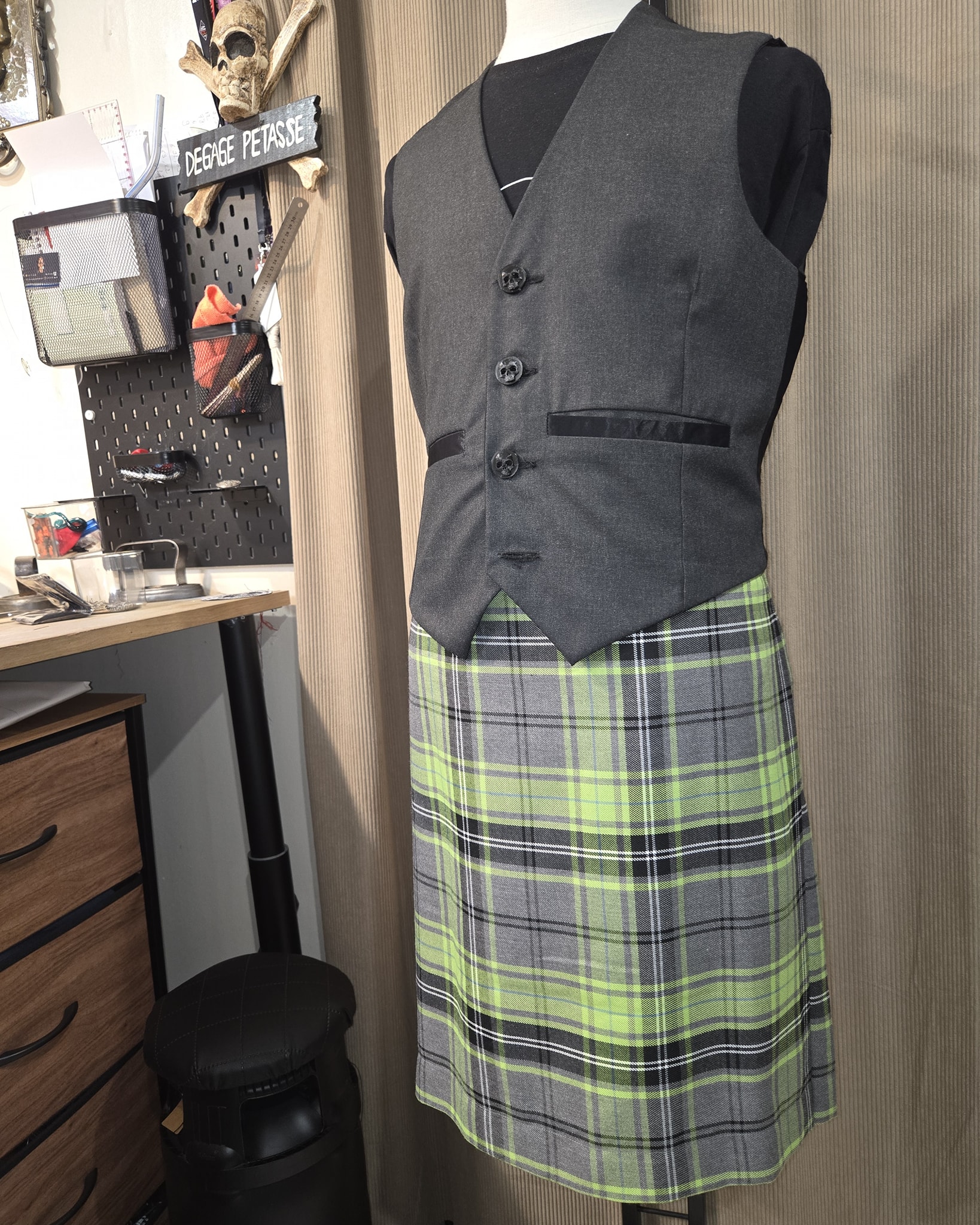 Gilet gris et kilt tartan vert sur mannequin - OZKILT