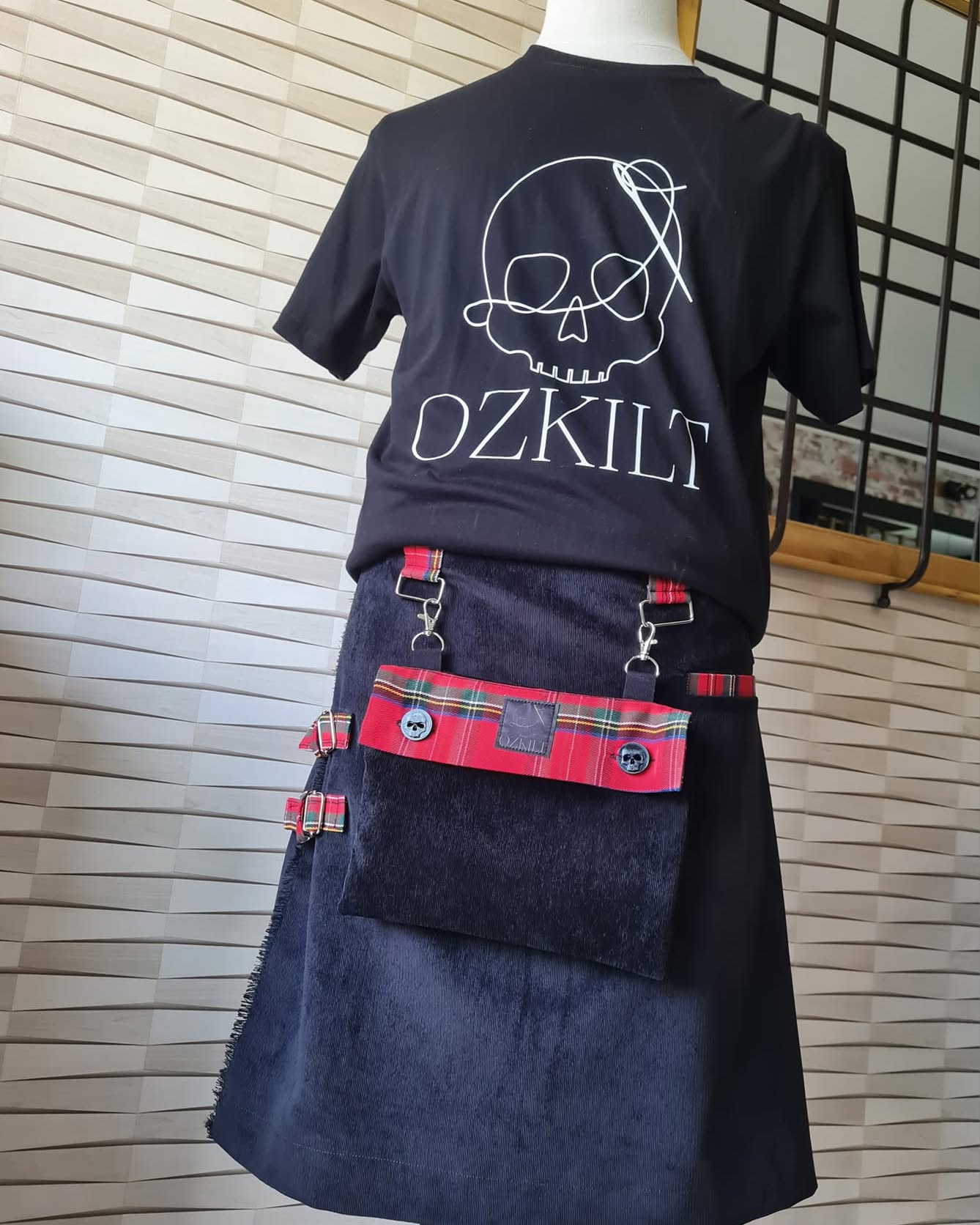 T-shirt OZKILT personnalisé avec kilt noir et sporran tartan rouge