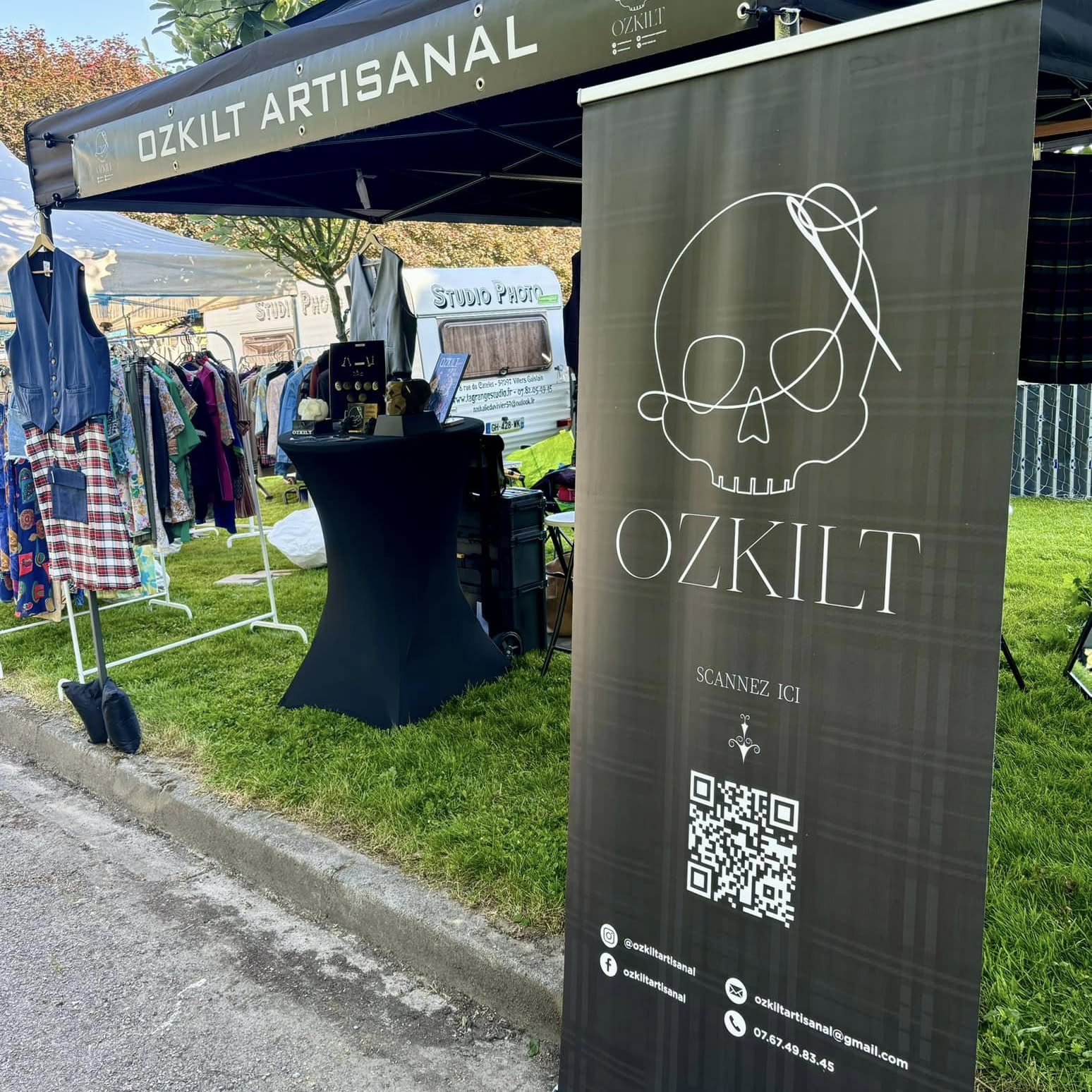 Stand OZKILT en extérieur avec bannière - événement