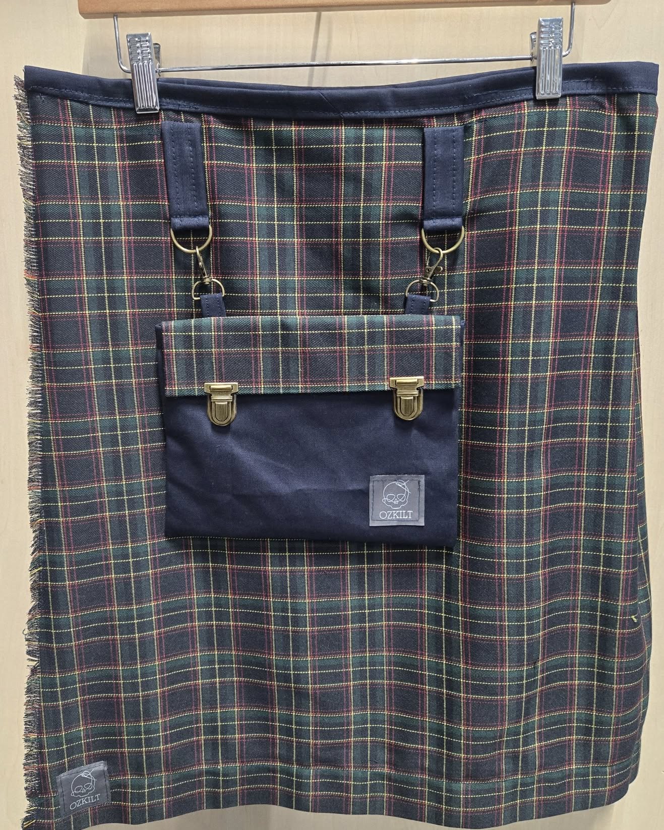 Kilt tartan bleu avec sporran noir et boucles dorées - OZKILT