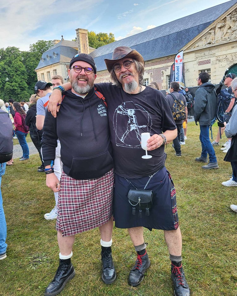 Deux amis en kilts OZKILT dans un festival