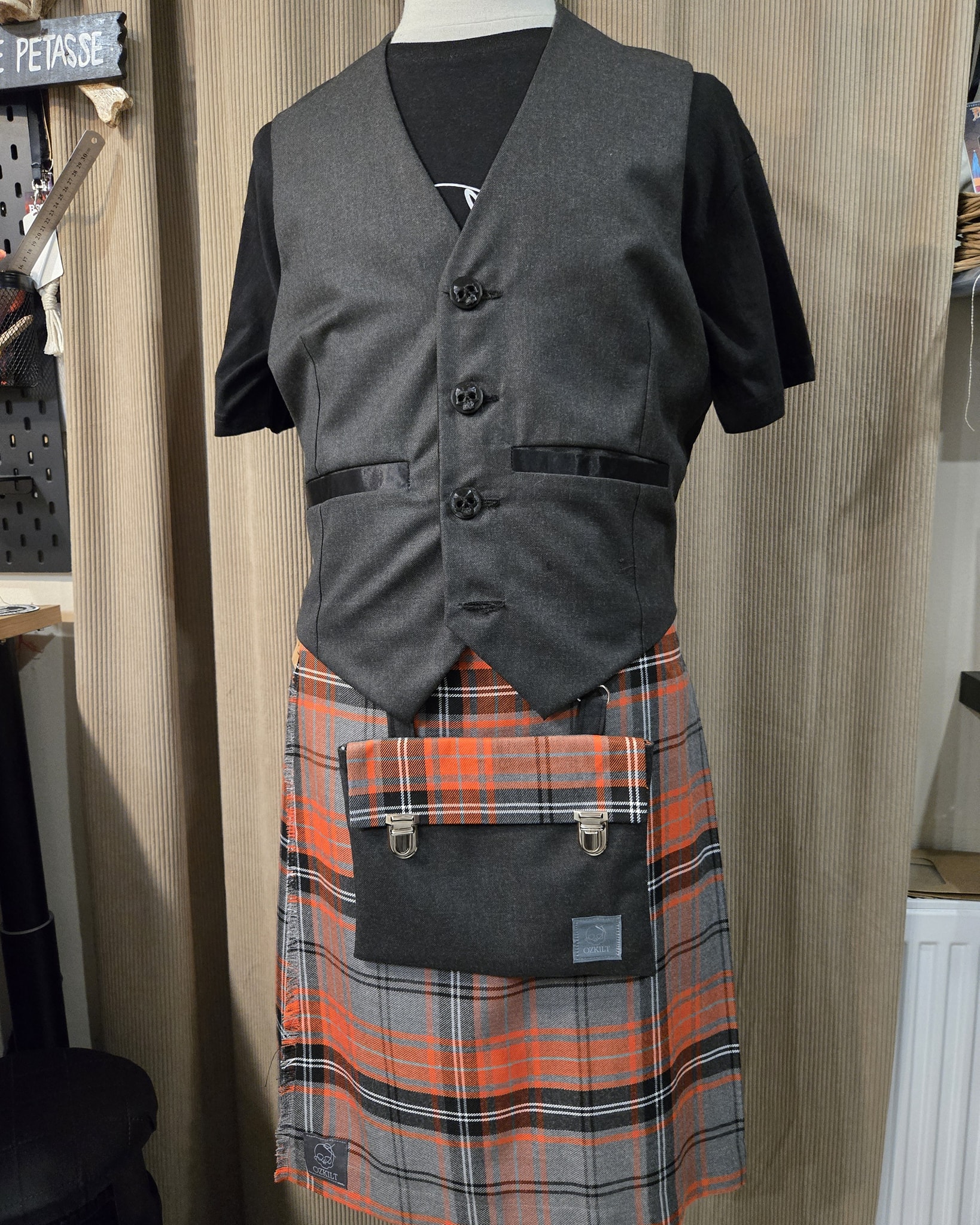 Ensemble kilt tartan orange et gilet gris sur mannequin - OZKILT
